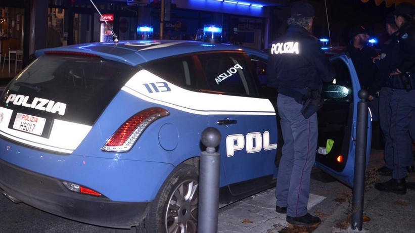Carrara – La Polizia di Stato multa gestore di bar che somministra alcool a minorenni.