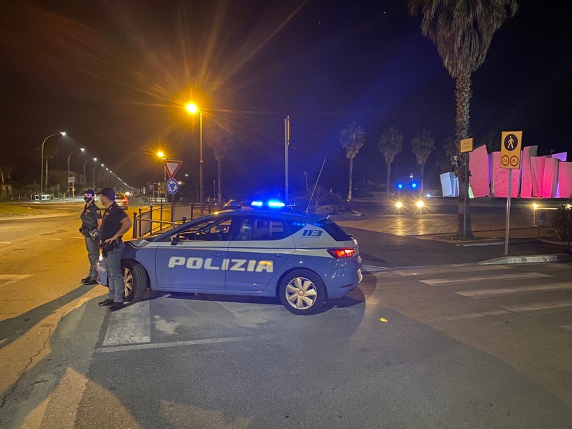 MASSA – attività di contrasto allo spaccio di stupefacenti in via Verona: la Polizia di Stato denuncia sei persone.
