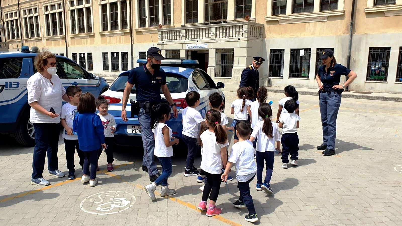 International Missing Children’s day. Campagna di informazione e sensibilizzazione della Polizia di Stato rivolta ai bambini e agli adolescenti. La Questura di Messina, in piazza e a scuola, vicini alla gente.