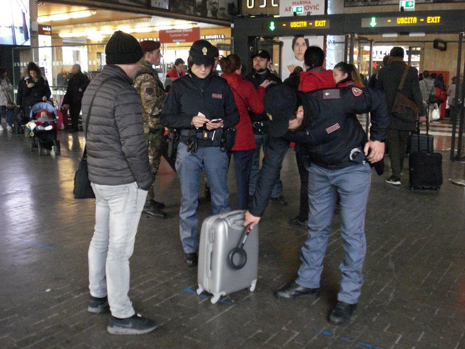 Agenti Polfer in azione durante dei controlli alla Stazione Santa Maria Novella di Firenze
