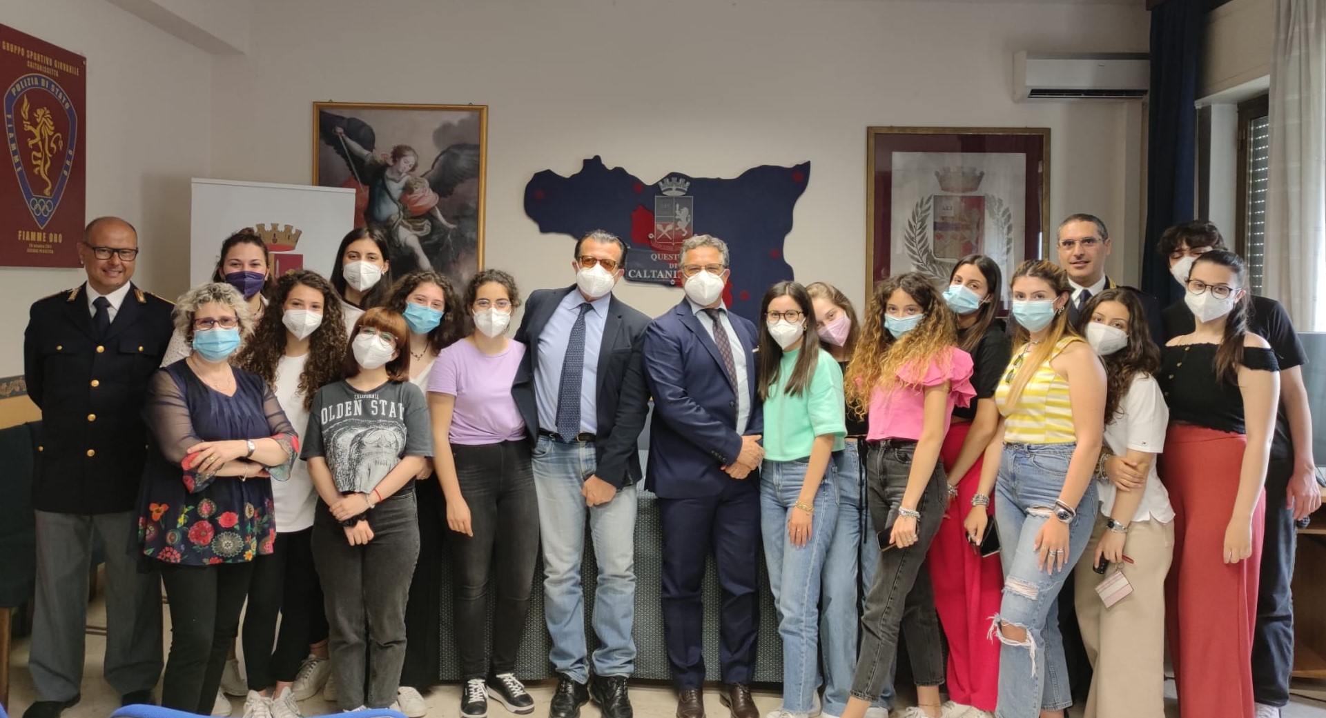 Caltanissetta, venti studenti del liceo classico “Ruggero Settimo”, che partecipano a un PON, in visita in questura.