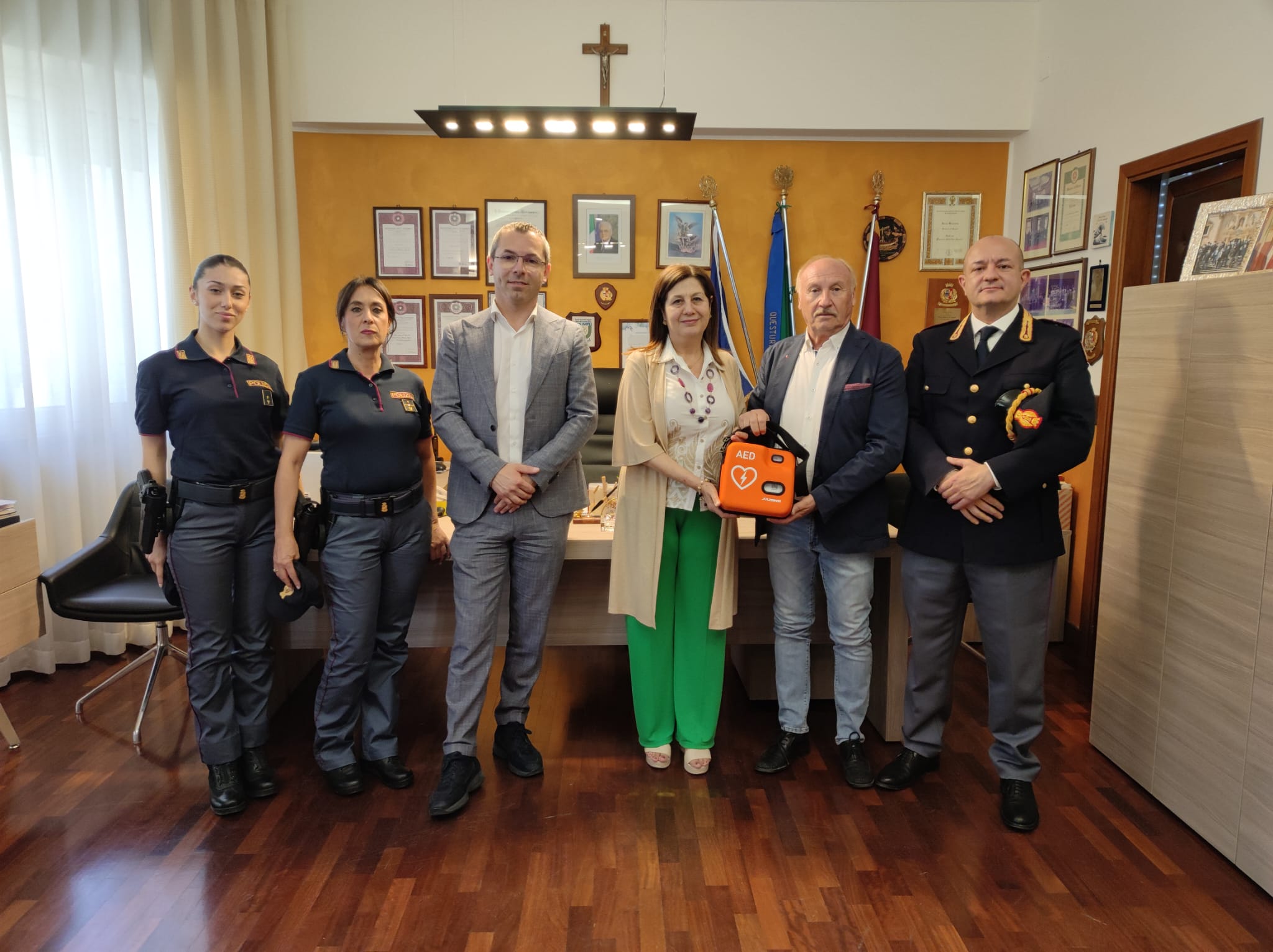 Caltanissetta, l’Avis consegna un defibrillatore al Questore Pinuccia Albertina Agnello.