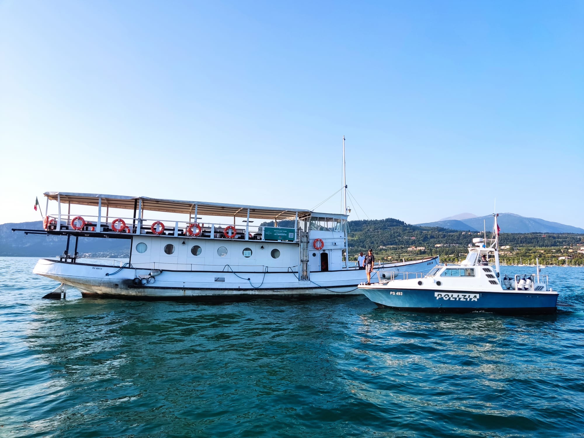 Lago di Garda: nave da diporto in avaria con 56 persone a bordo. Intervengono Polizia di Stato, Guardia Costiera e VVF.