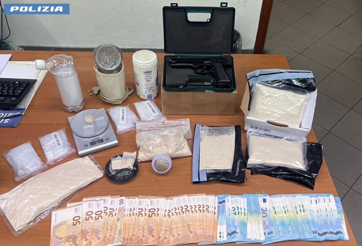 Milano, un chilo di droga di sintesi nel SUV e dall’Olanda:  la Polizia di Stato arresta 43enne con 4.100 euro