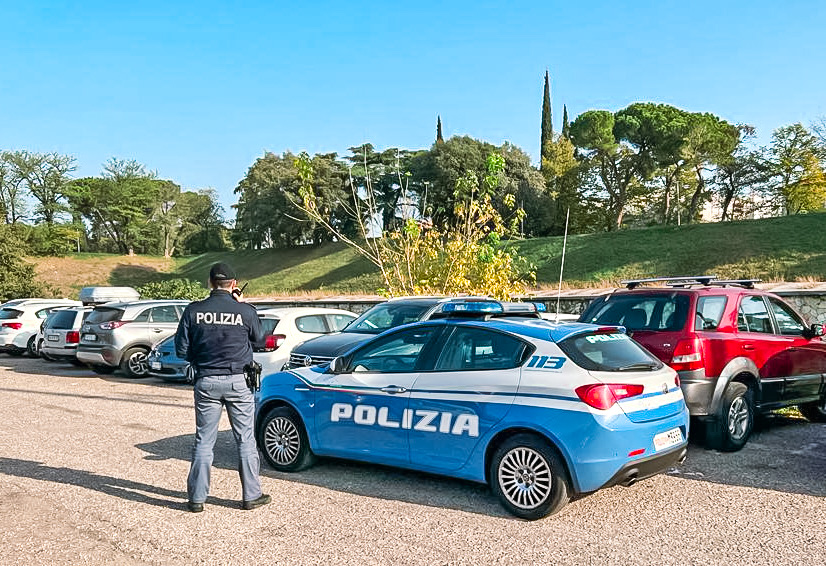 Gioielli e orologi di lusso nascosti nello zaino: fermato dalla Polizia un ventitreenne. Il valore della refurtiva recuperata dagli agenti supera i 15.000 euro