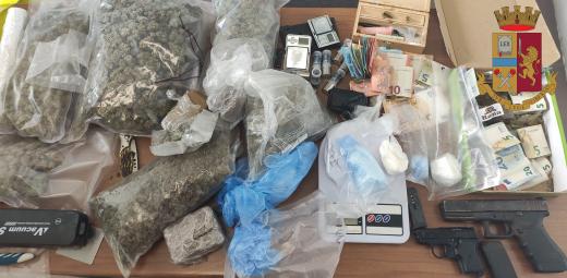 La Polizia di Stato chiude a Casal di Principe “minimarket” della droga, arrestato anche per possesso di armi clandestine ed alterate