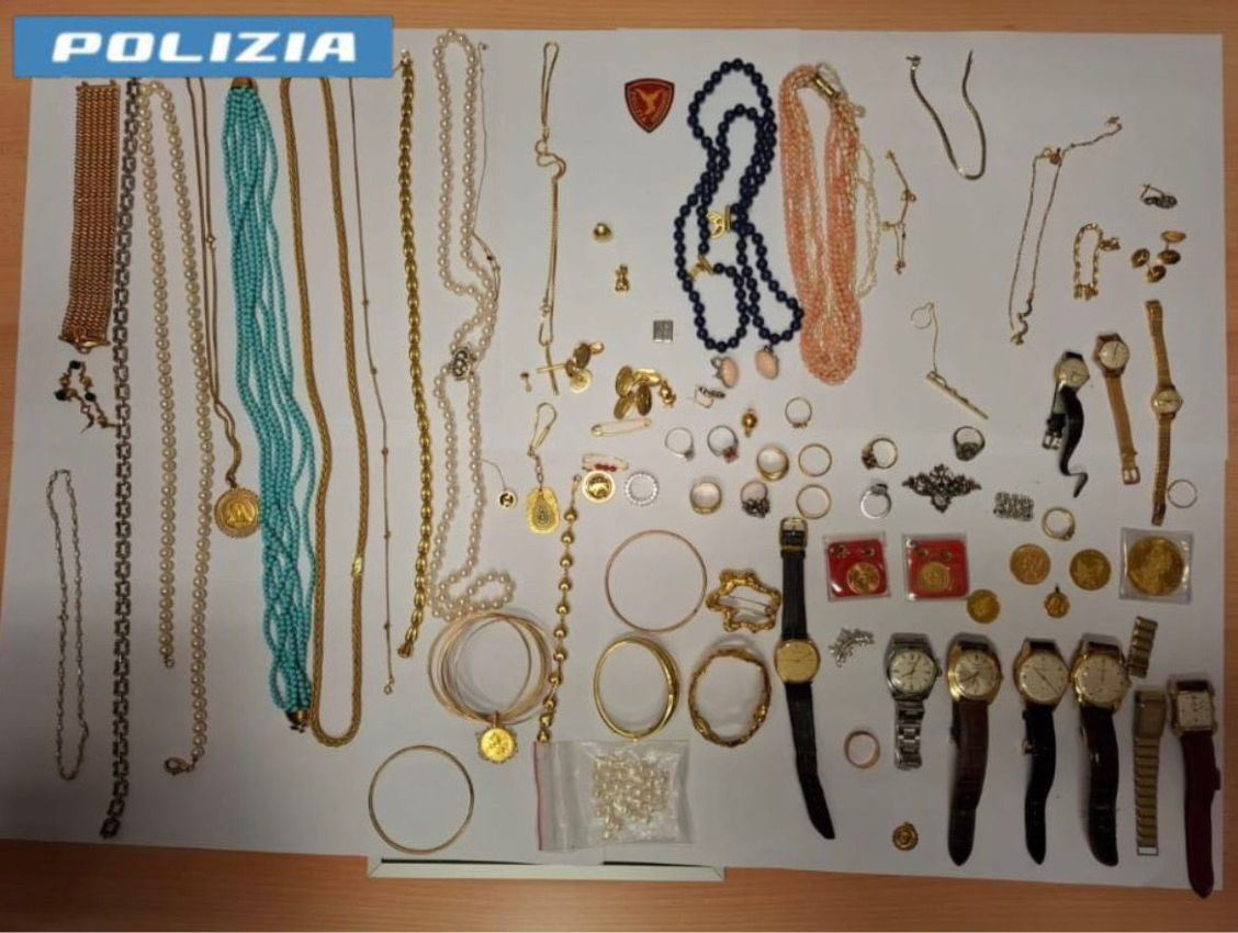 QUESTURA DI PADOVA: FULMINEA ED INCISIVA AZIONE DELLA POLIZIA DI STATO CONTRO FENOMENO TRUFFE ANZIANI. 46ENNE SOTTRAE A COPPIA PADOVANA 300MILA EURO DI MONILI, RINTRACCIATO E BLOCCATO A ROMA DALLA POLIZIA. RECUPERATA E RESTITUITA INTERA REFURTIVA.