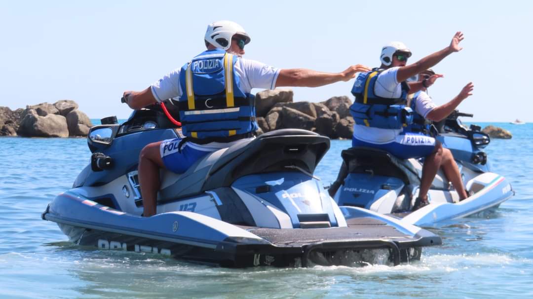 la polizia di stato impegnata nei controlli di ferragosto