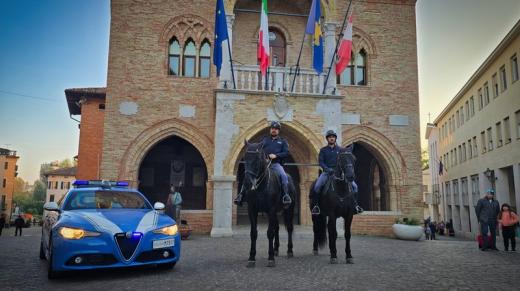 La Polizia di Stato di Pordenone incontra gli studenti alla Fiera dedicata al lavoro, alla formazione e all'orientamento