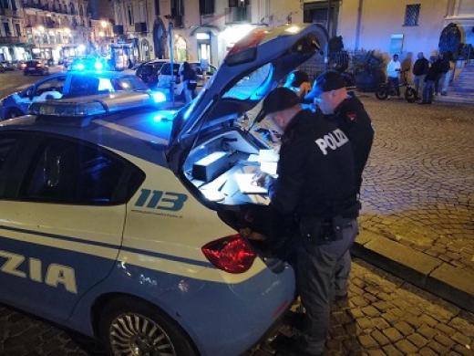 Controlli della Polizia di Stato a Pozzuoli.