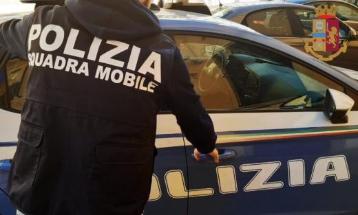 Questura di Cremona: la squadra mobile  ha dato esecuzione all'ordinanza cautelare con la quale il G.I.P. del Tribunale di Cremona ha disposto la misura degli arresti domiciliari nei confronti di un tassista.