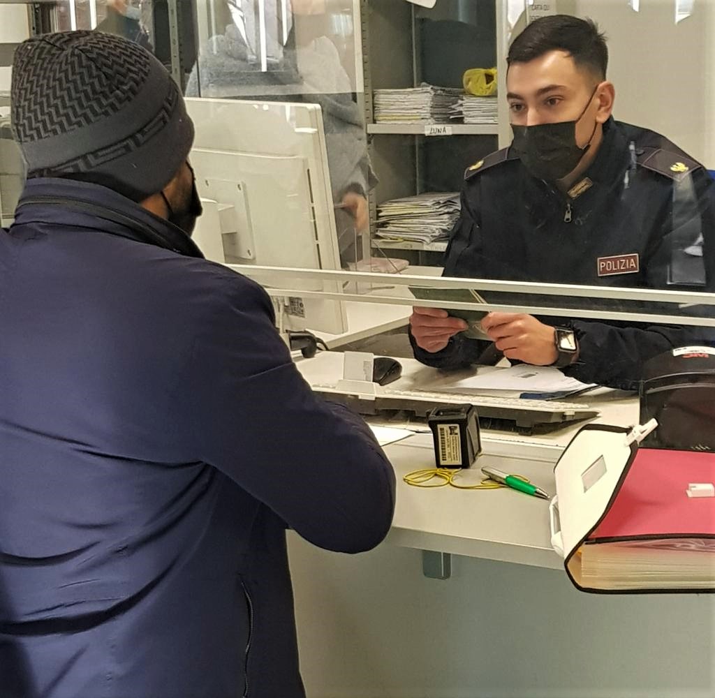 Si presenta in Questura con un passaporto falso: 40enne arrestato dalla Polizia di Stato