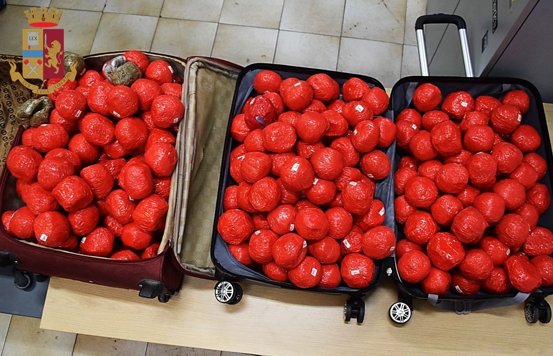 Milano: 300 involucri targati xbox per camuffare 64 kg di hashish