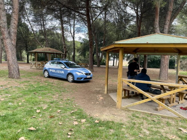 Tenta di baciare e palpeggiare una giovane donna nel parco