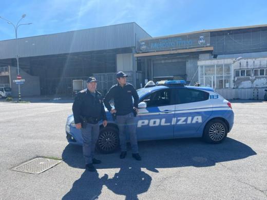 Salerno, blitz della polizia: cinque arresti per tentata estorsione al mercato ittico