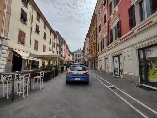 Massa-Carrara – Arrestato pregiudicato latitante che tenta di sviare l’attenzione dei Poliziotti fornendo false generalità