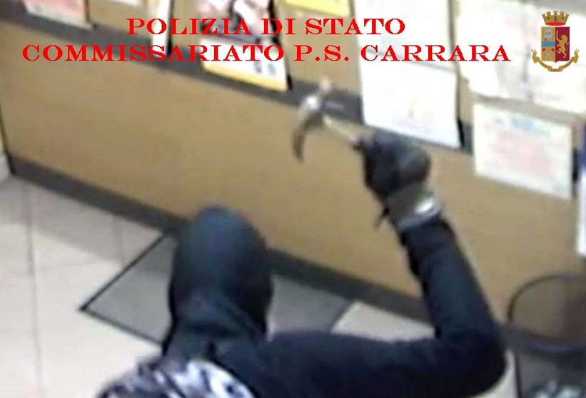 Carrara – Identificati ed arrestati gli autori di una rapina posta in essere a colpi di martello ai danni di un tabaccaio il 10 dicembre 2019.