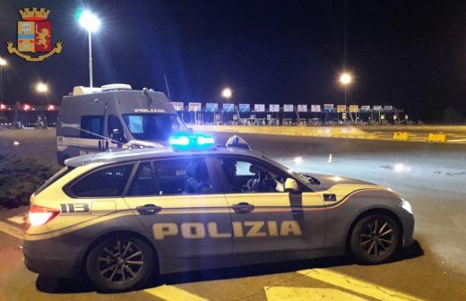 Sull’autosole con 300 dollari falsi: la Polizia di Stato arresta un cittadino italiano