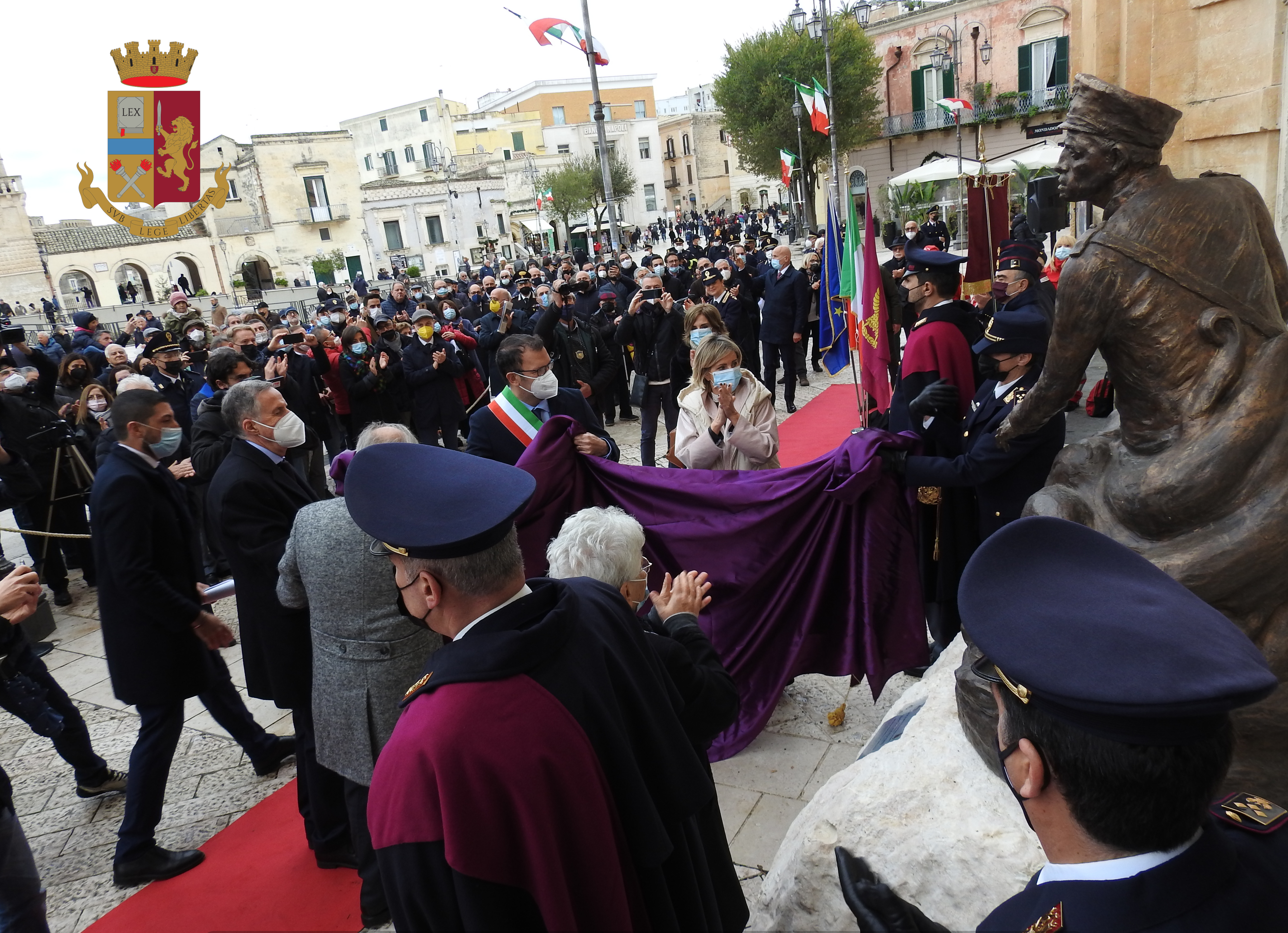 Inaugurata a Matera la statua dedicata all’eroe materano Francesco Paolo Conte alla presenza del Vice Capo della Polizia Prefetto Maria Teresa Sempreviva