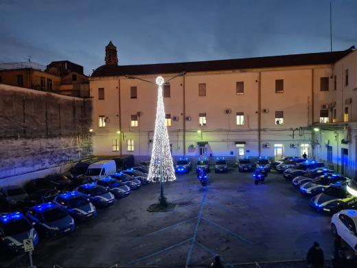 Polizia Salerno - acceso l'albero di Natale della Caserma Pisacane