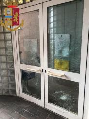 Distrugge le vetrate del Polo Sanitario di via Verona, arrestato in flagranza di reato per il reato di danneggiamento aggravato e resistenza a p.u.