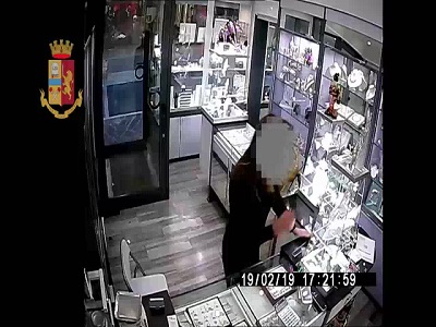 Ladra “seriale” arrestata dalla Polizia di Stato. I colpi commessi in diverse gioiellerie di Pescara e provincia