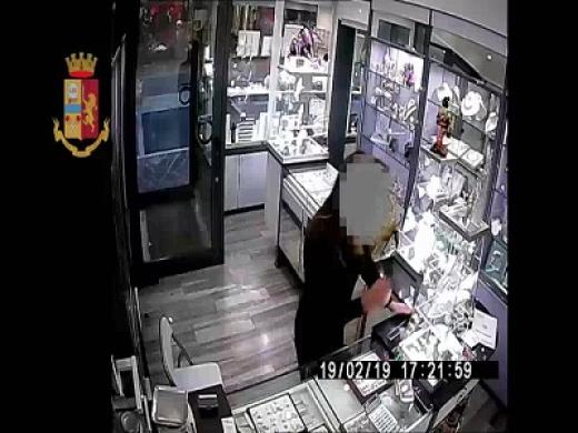 Ladra “seriale” arrestata dalla Polizia di Stato. I colpi commessi in diverse gioiellerie di Pescara e provincia