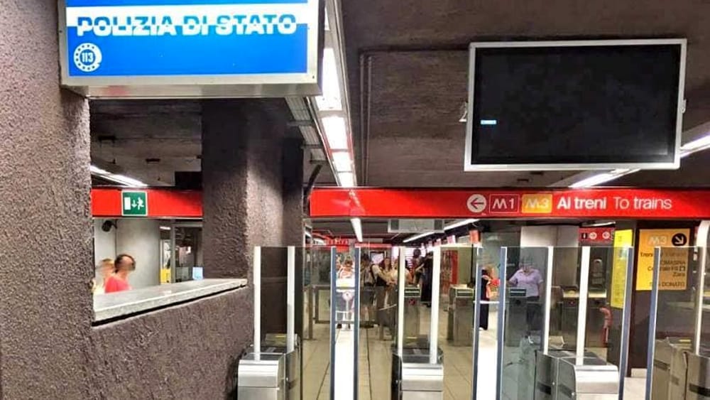 Milano, danneggiamenti ai tornelli dell’ATM: la Polizia di Stato perquisisce le abitazioni di tre giovani e sequestra i cellulari.