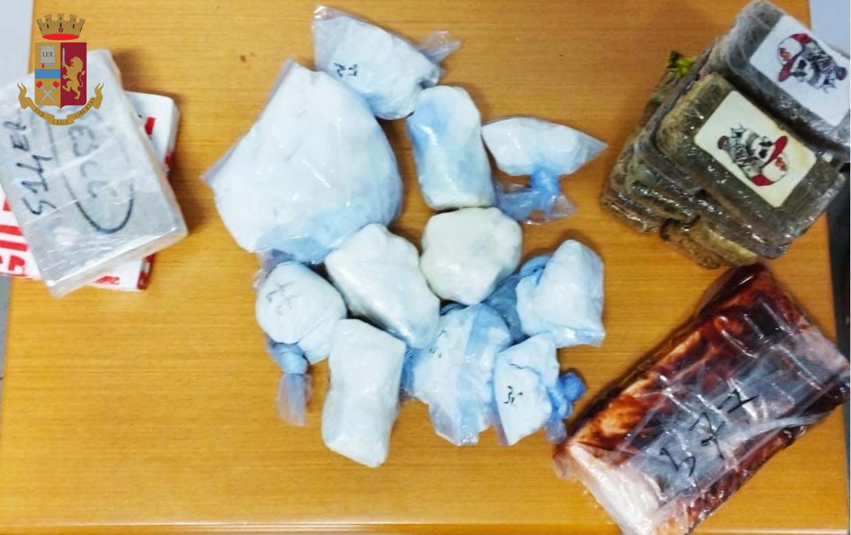 Assago (MI), con 4 kg di droga in auto colpisce gli agenti: la Polizia di Stato arresta pusher 23enne