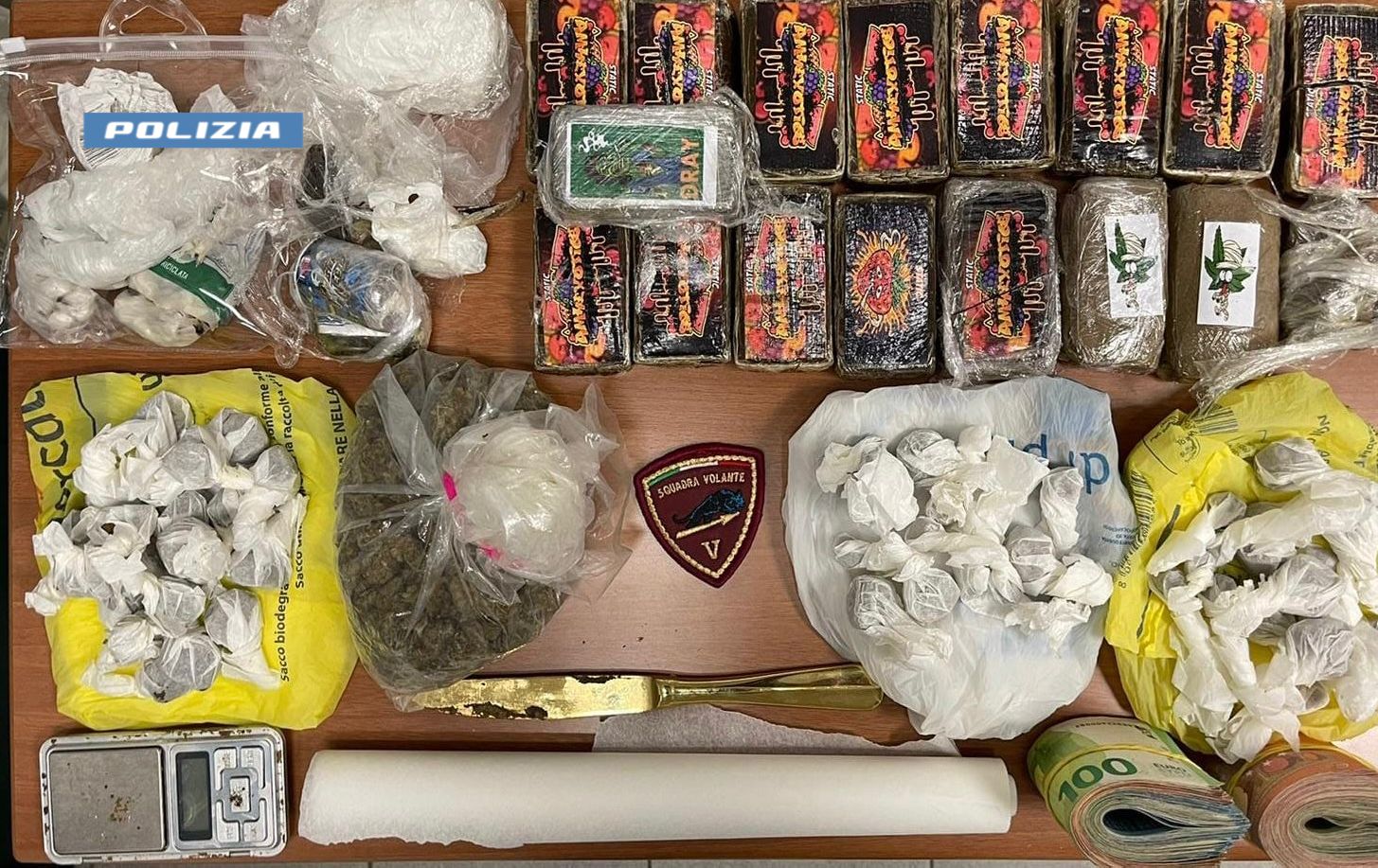 Milano, lancia due chili di droga dalla finestra: la Polizia di Stato arresta 21enne