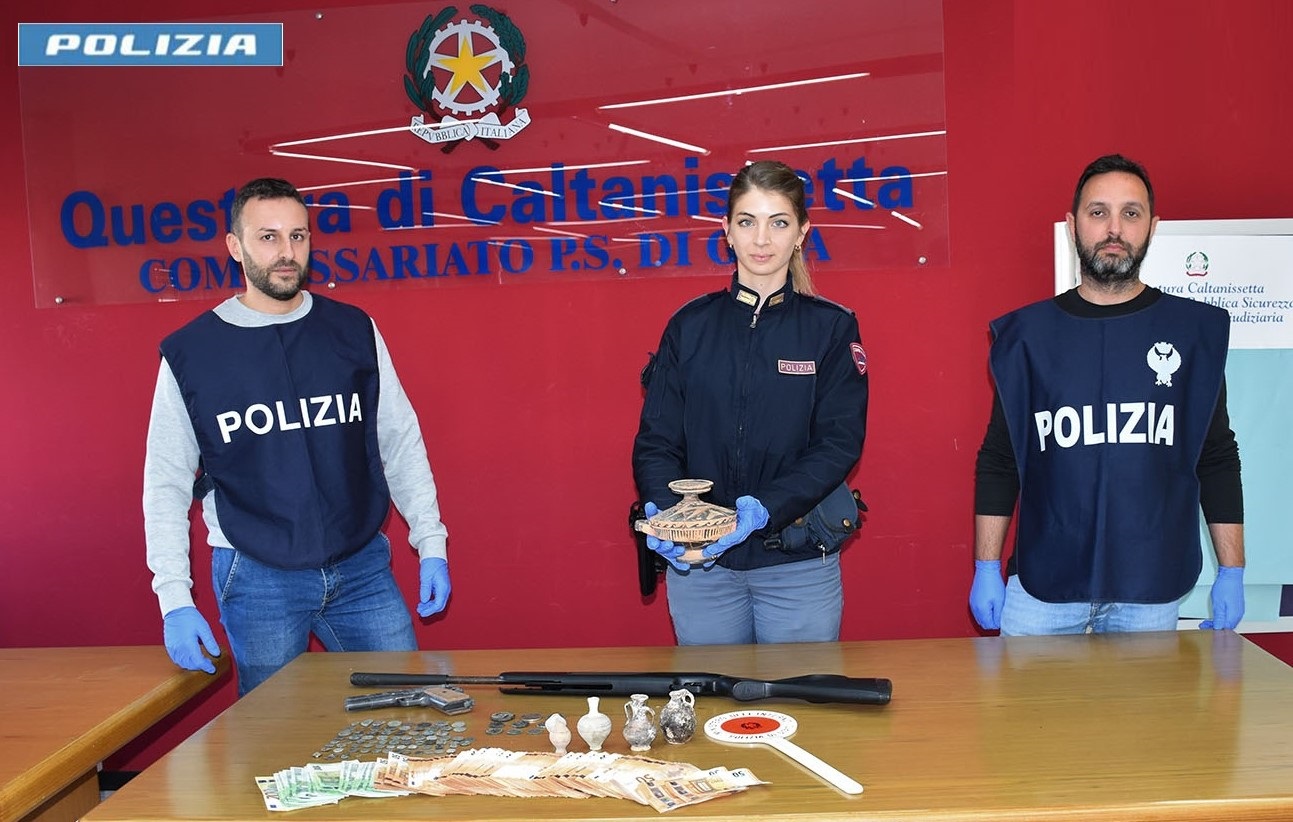 Gela, reperti archeologici, armi, munizioni e droga nascoste in casa: trentasettenne arrestato dalla Polizia di Stato.