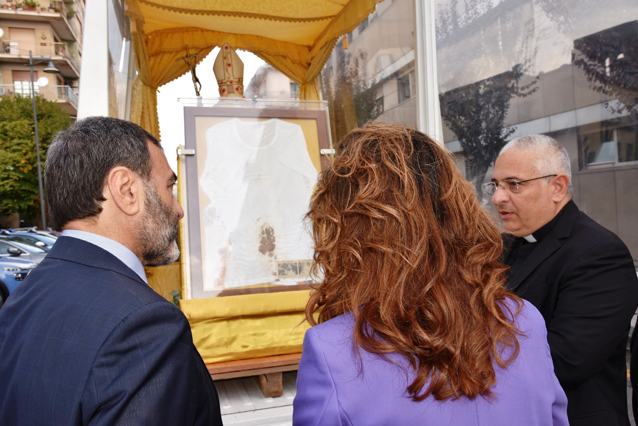 Polizia di Stato Cosenza : Esposta in Questura la teca contenente la Reliquia di San Giovanni Paolo II.