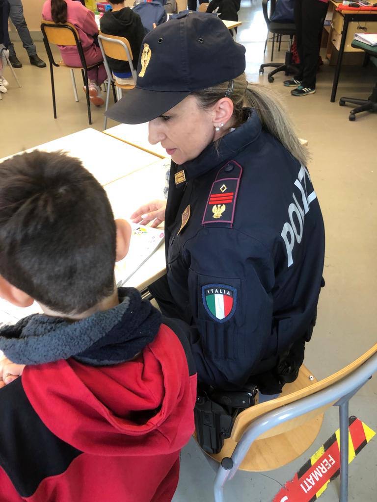 Poliziotti alla scuola Omero di Monza