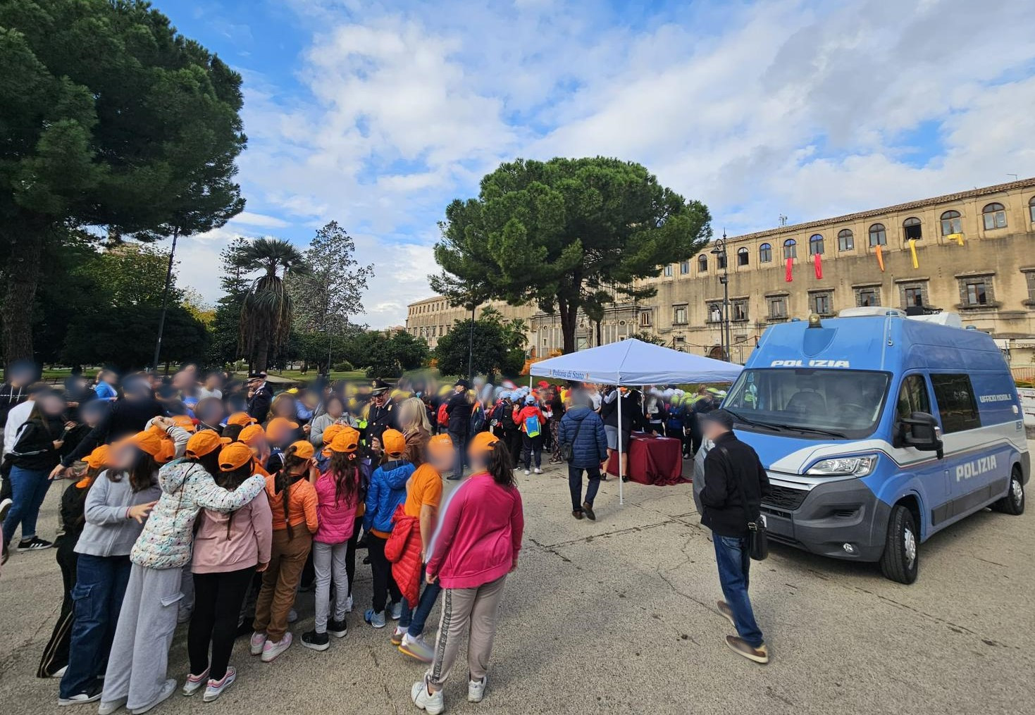 “QUESTO NON E’ AMORE”, LA CAMPAGNA DI SENSIBILIZZAZIONE DELLA POLIZIA DI STATO TRA GLI STUDENTI DI ADRANO