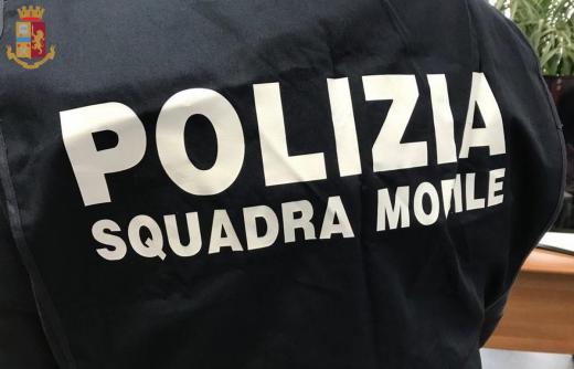 Questura di Cremona: la Squadra Mobile arresta due individui per i reati di furto con strappo, lesioni aggravate e utilizzo indebito di carte di credito.