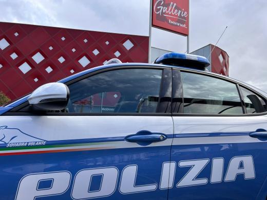 Como, tenta un furto da 580 euro di cosmetici presso il centro commerciale: la Polizia di Stato arresta una 21enne rumena.