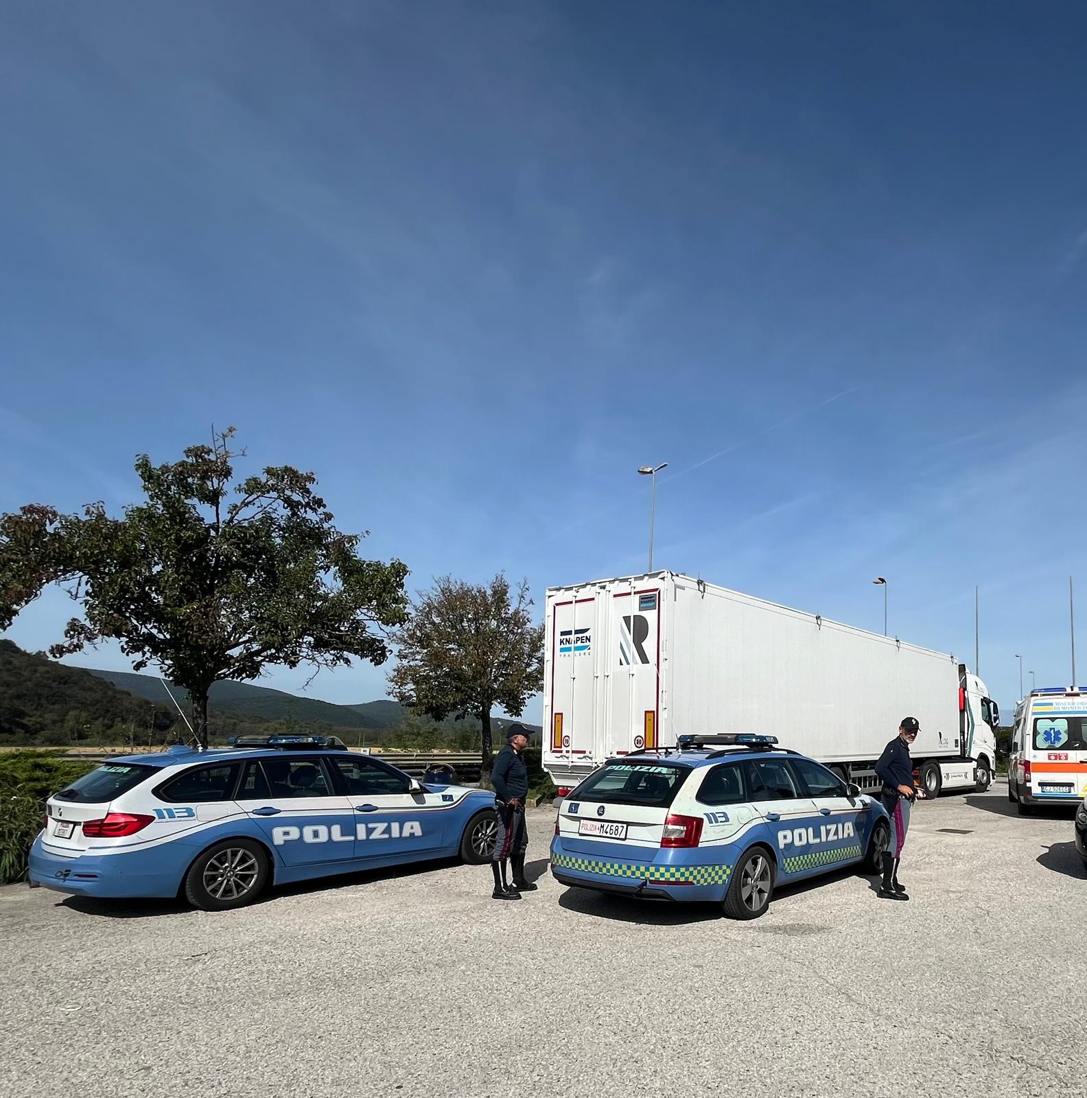 POLIZIA STRADALE GROSSETO: Parla con il poliziotto e desiste dai sui intenti suicidi.