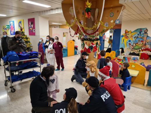 Siena. La Polizia di Stato fa visita ai bambini ricoverati in ospedale