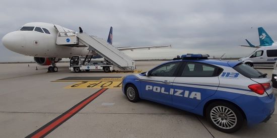 La Polizia di Stato di Isernia accompagna un cittadino straniero presso la frontiera aerea di Fiumicino.