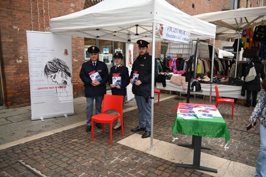 Questura di Cremona: iniziative in occasione della "Giornata Internazionale per l'eliminazione della violenza contro le donne" (galleria fotografica).