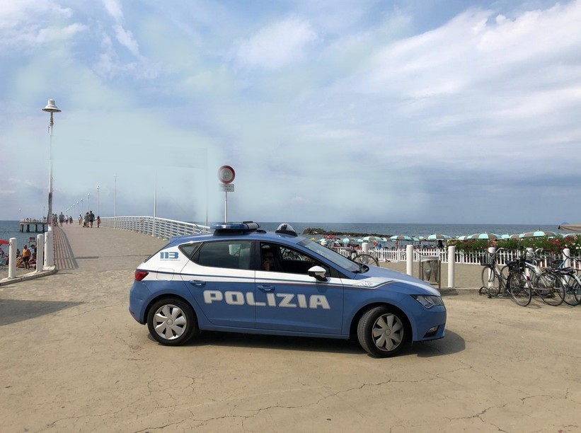 MASSA CARRARA – Panico sul litorale Apuano le Volanti della Polizia di Stato arrestano un 27 enne di Prato