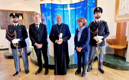 Polizia di Stato - L’olio di Capaci donato all’Arcivescovo di Fermo Monsignor Pennacchio dal Questore di Fermo.