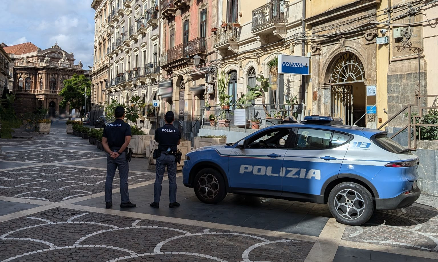 MINACCIA AUTOMOBILISTI E DANNEGGIA LE VETTURE, PARCHEGGIATORE ABUSIVO VIOLENTO E RECIDIVO ARRESTATO DALLA POLIZIA DI STATO