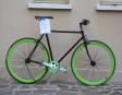 10) BICICLETTA DA UOMO TIPO “SCATTO FISSO” DI COLORE NERO/VERDE 